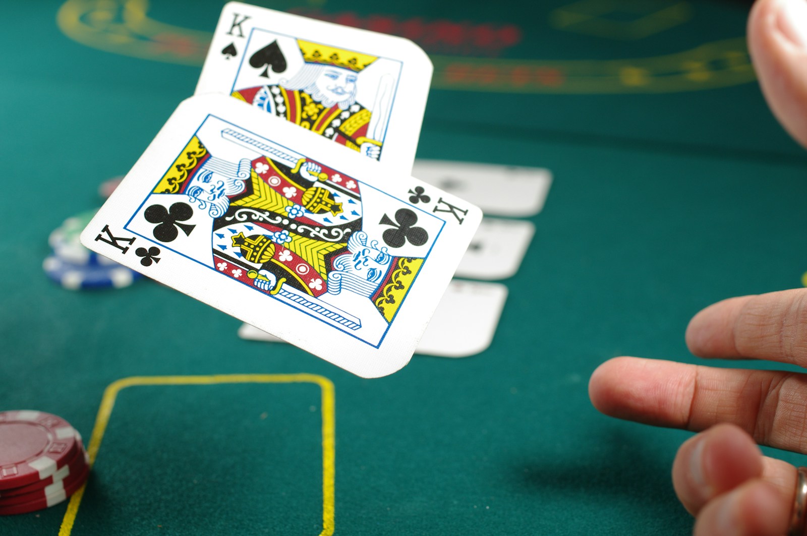Comparaison entre le Stud poker et d&rsquo;autres variantes de poker : ce qu&rsquo;il faut savoir
